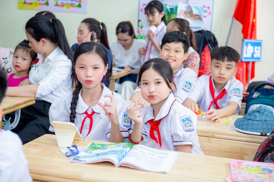 Phòng học sáng sủa, bàn ghế đúng cỡ